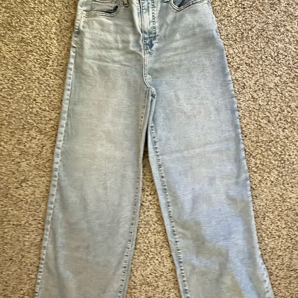 Light Blue Straight Leg Jeans with High Waist and Full Length